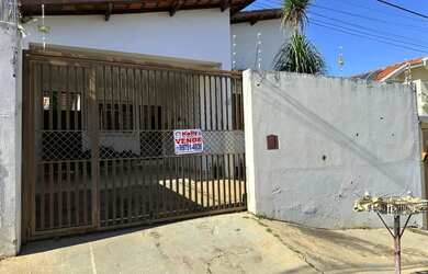 Imagem: A casa possui 2 Dormitórios, 2 Banheiros, 1 Vaga na garagem
