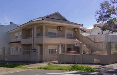 Imagem: A casa possui 5 Dormitórios, 4 Banheiros, 5 Vagas na garagem