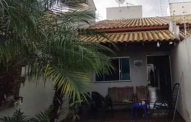 Imagem: A casa possui 2 Dormitórios, 1 Banheiro e 1 Vaga na garagem