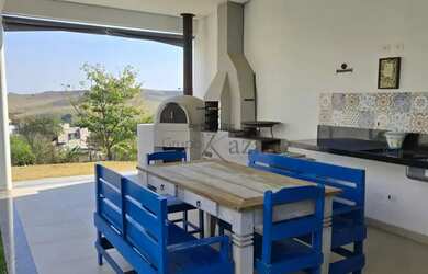 Imagem: A casa em condomínio possui 4 Dormitórios, 4 Banheiros, 5