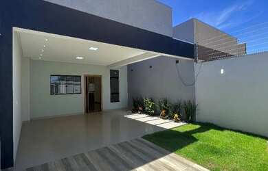 Imagem: A casa possui 3 Dormitórios, 2 Banheiros, 2 Vagas na garagem