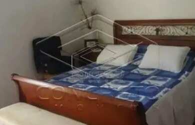 Imagem: A casa possui 4 Dormitórios, 2 Banheiros, 2 Vagas na garagem