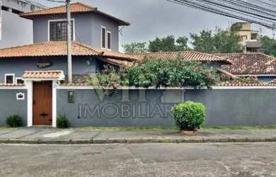 Imagem: A casa possui 3 Dormitórios, 2 Banheiros, 3 Vagas na garagem