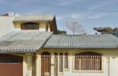 Imagem: A casa possui 4 Dormitórios, 1 Banheiro, 2 Vagas na garagem