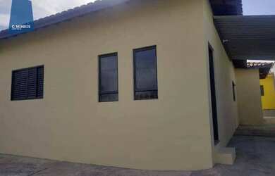 Imagem: A casa possui 3 Dormitórios, 1 Banheiro, 2 Vagas na garagem