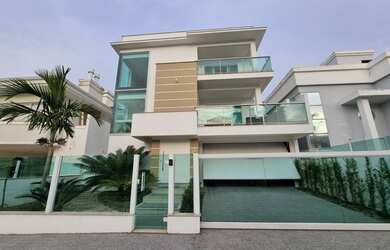 Imagem: A casa possui 4 Dormitórios, 5 Banheiros, 4 Vagas na garagem