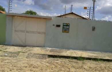 Imagem: A casa possui 2 Dormitórios, 1 Banheiro, 2 Vagas na garagem