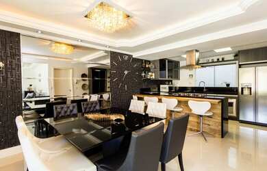 Imagem: A casa possui 3 Dormitórios, 3 Banheiros, 2 Vagas na garagem