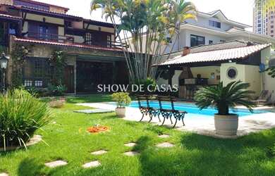 Imagem: A casa em condomínio possui 5 Dormitórios, 5 Banheiros e 800m²