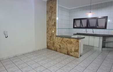 Imagem: A casa possui 3 Dormitórios, 1 Banheiro, 3 Vagas na garagem