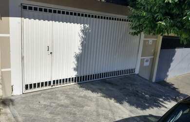 Imagem: A casa possui 2 Dormitórios, 1 Banheiro, 2 Vagas na garagem