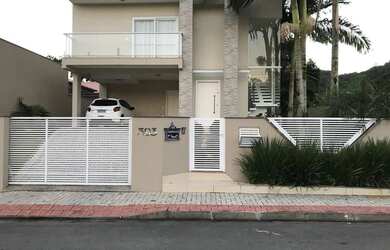 Imagem: A casa possui 3 Dormitórios, 2 Banheiros e 176m² de Área