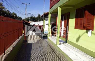 Imagem: A casa possui 4 Dormitórios, 2 Banheiros, 2 Vagas na garagem