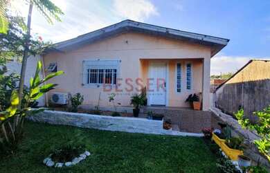 Imagem: A casa possui 4 Dormitórios, 2 Banheiros, 5 Vagas na garagem