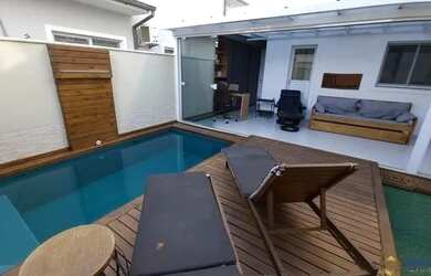 Imagem: A casa possui 3 Dormitórios, 4 Banheiros, 2 Vagas na garagem