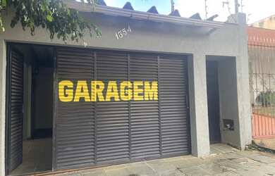 Imagem: A casa possui 4 Dormitórios, 2 Banheiros, 2 Vagas na garagem