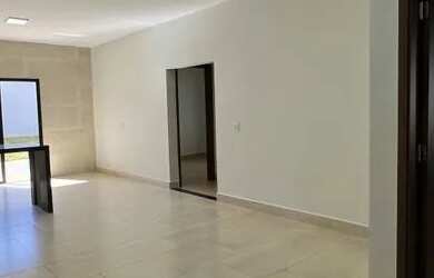 Imagem: A casa possui 3 Dormitórios, 3 Banheiros, 4 Vagas na garagem