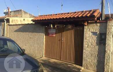 Imagem: A casa possui 3 Dormitórios, 2 Banheiros, 2 Vagas na garagem