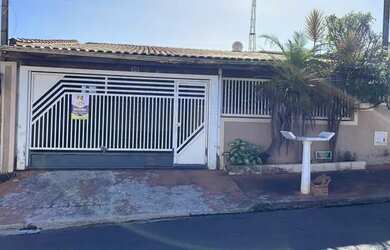 Imagem: A casa possui 3 Dormitórios, 3 Banheiros, 4 Vagas na garagem