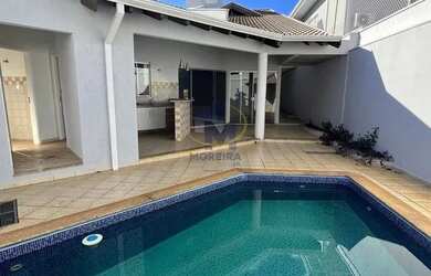 Imagem: A casa possui 4 Dormitórios, 5 Banheiros, 2 Vagas na garagem