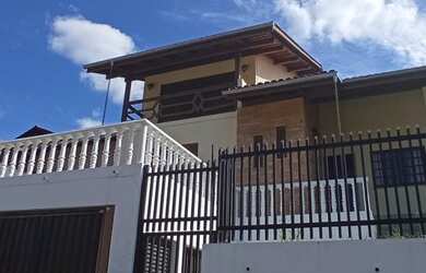 Imagem: A casa possui 4 Dormitórios, 4 Banheiros, 2 Vagas na garagem