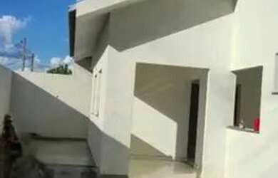 Imagem: A casa possui 3 Dormitórios, 1 Banheiro, 2 Vagas na garagem