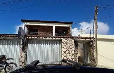 Imagem: A casa possui 3 Dormitórios, 2 Banheiros, 1 Vaga na garagem