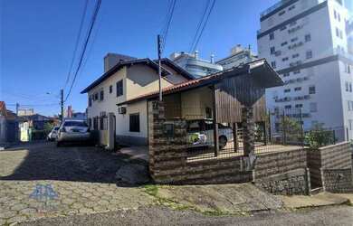Imagem: A casa possui 3 Dormitórios, 3 Banheiros, 3 Vagas na garagem