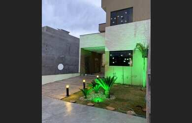 Imagem: A casa em condomínio possui 4 Dormitórios, 5 Banheiros, 2