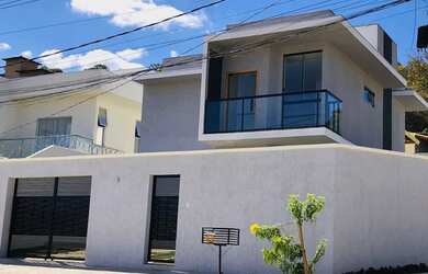 Imagem: A casa e possui 3 Dormitórios, Suítes, 1 Banheiro, 2 Vagas