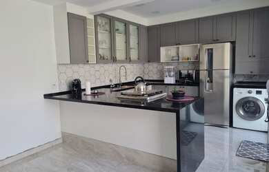 Imagem: A casa possui 3 Dormitórios, 3 Banheiros, 2 Vagas na garagem