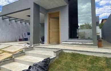 Imagem: A casa possui 3 Dormitórios, 2 Banheiros, 2 Vagas na garagem