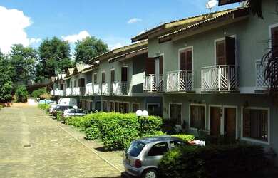 Imagem: A casa possui 2 Dormitórios, 1 Banheiro, 2 Vagas na garagem