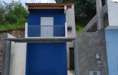 Imagem: A casa possui 2 Dormitórios, 2 Banheiros, 2 Vagas na garagem