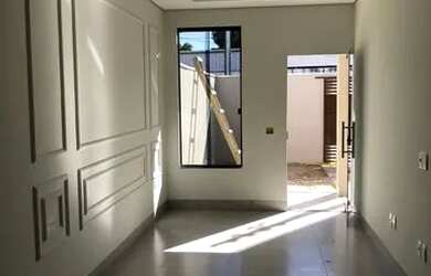 Imagem: A casa possui 3 Dormitórios, 2 Banheiros, 2 Vagas na garagem