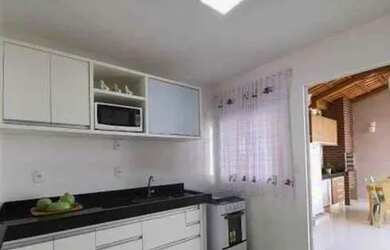 Imagem: A casa possui 3 Dormitórios, 1 Banheiro, 2 Vagas na garagem