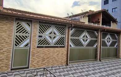 Imagem: A casa possui 3 Dormitórios, 3 Banheiros, 3 Vagas na garagem