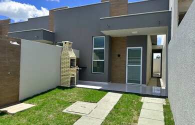 Imagem: A casa possui 2 Dormitórios, 2 Banheiros, 2 Vagas na garagem