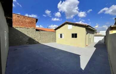 Imagem: A casa possui 3 Dormitórios, 1 Banheiro, 1 Vaga na garagem