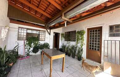 Imagem: A casa possui 5 Dormitórios, 5 Banheiros, 3 Vagas na garagem