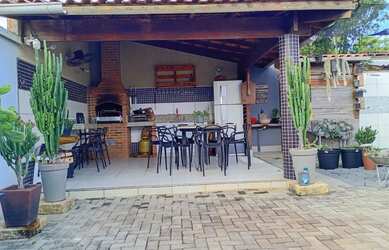 Imagem: A casa possui 3 Dormitórios, Acomodam 15 pessoas e 3 Vagas