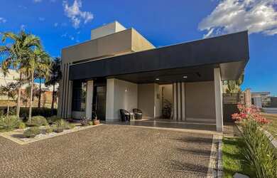 Imagem: A casa possui 4 Dormitórios, 5 Banheiros, 4 Vagas na garagem