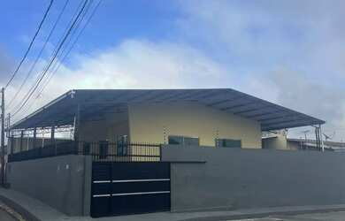 Imagem: A casa possui 3 Dormitórios, 2 Banheiros, 4 Vagas na garagem