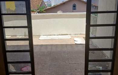 Imagem: A casa possui 4 Dormitórios, 1 Banheiro e está localizado