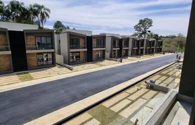 Imagem: A casa em condomínio possui 3 Dormitórios, 3 Banheiros, 2