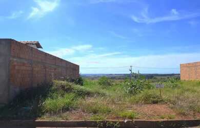 Imagem: O terreno à venda possui e está localizado em Jardim Ipanema