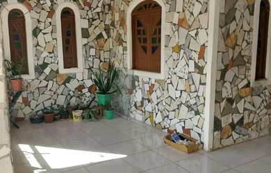 Imagem: A casa possui 4 Dormitórios, Acomodam 10 pessoas e 2 Vagas