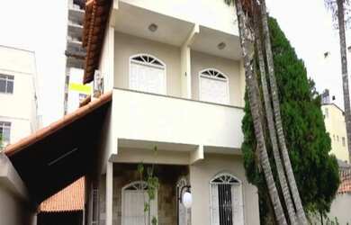 Imagem: A casa possui 5 Dormitórios, 4 Banheiros, 5 Vagas na garagem