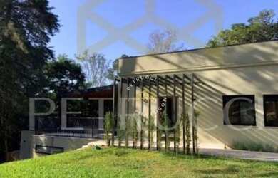 Imagem: A casa em condomínio possui 5 Dormitórios, 5 Banheiros, 405m²