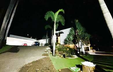 Imagem: A casa possui 5 Dormitórios, 5 Banheiros, 5 Vagas na garagem